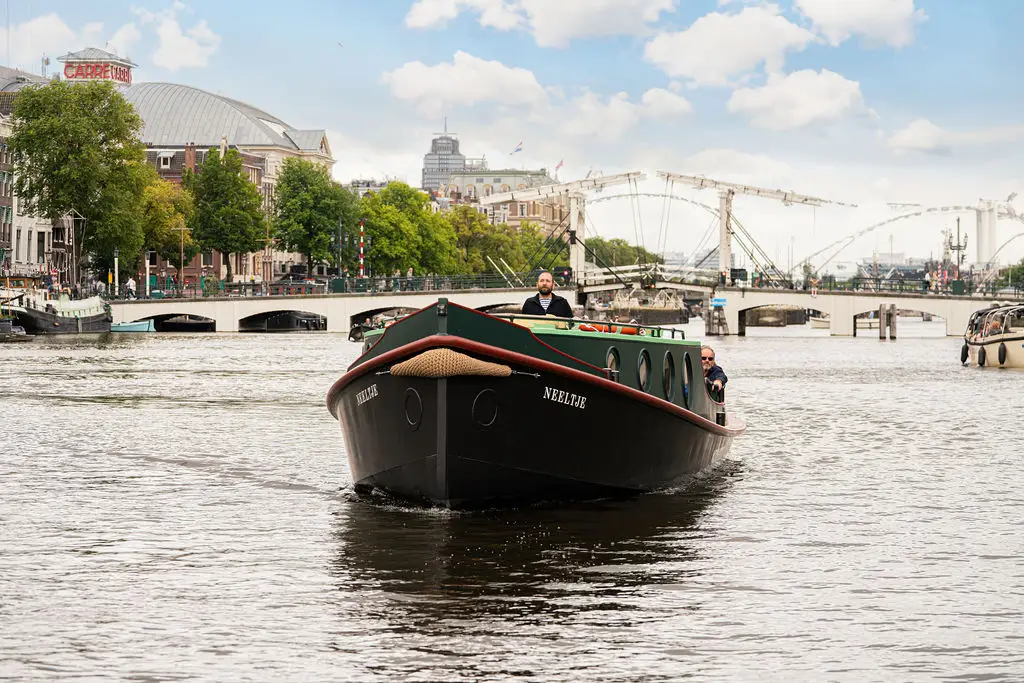 Boek een rondvaart op een van de luxueuze sloepen of klassieke sleepboten van Mokumboot