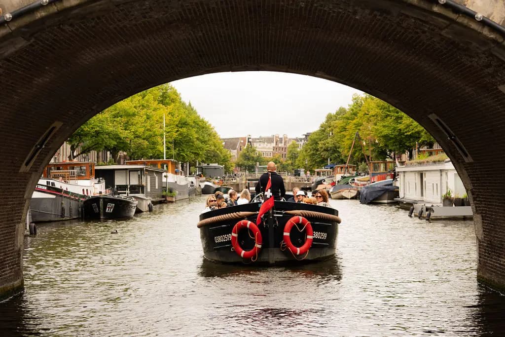 Boek een rondvaart op een van de luxueuze sloepen of klassieke sleepboten van Mokumboot