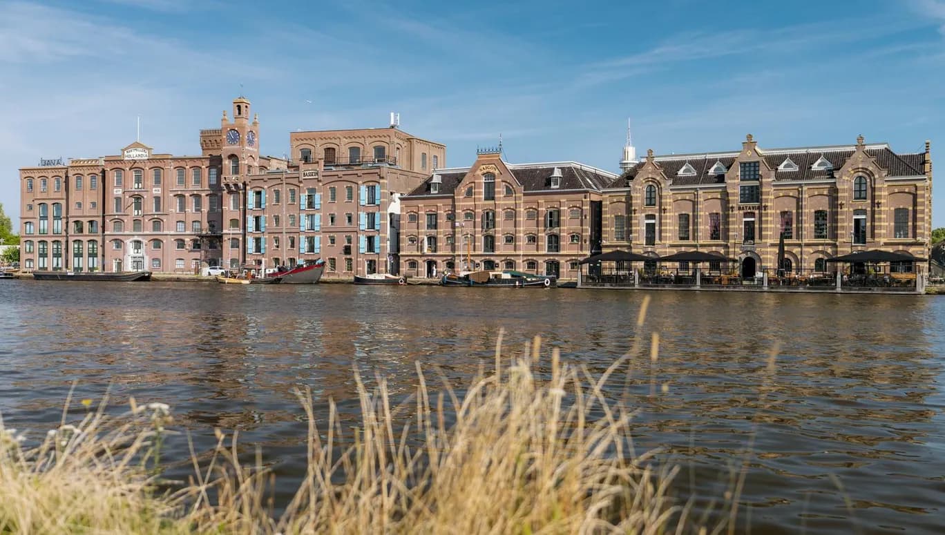 Pakhuis Koningsbergen in Wormer is a national monument that has served as the barley peeling plant of the Gebroeders Laan since 1897.