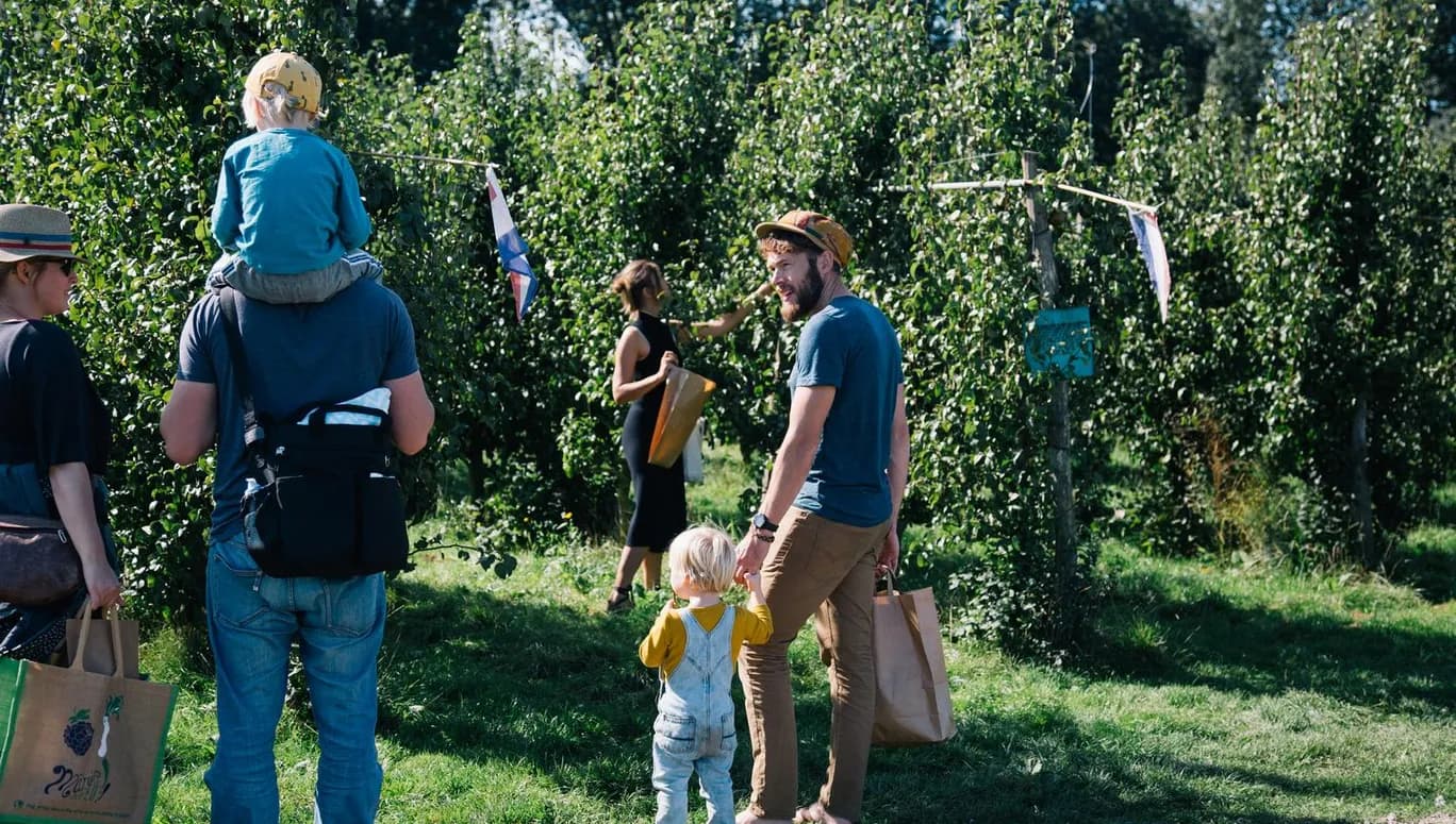 Family picking fruit at Fruittuin van West