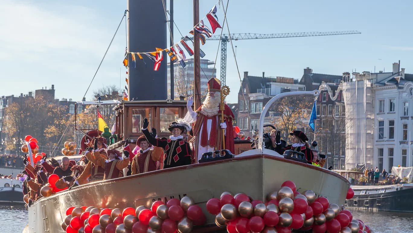 Aankomt van Sinterklaas op de stoomboot via de Amstel.