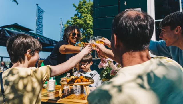 Theehuis Cruquius people toast