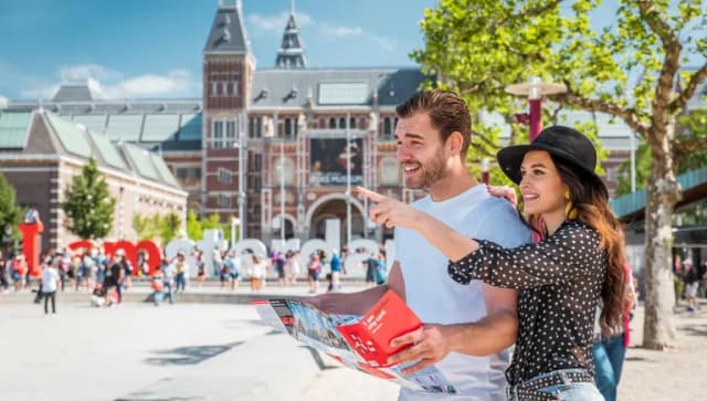A couple at the Museumplein holding a city card map