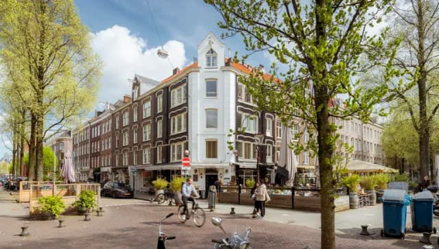 Sunny Gerard Douplein.