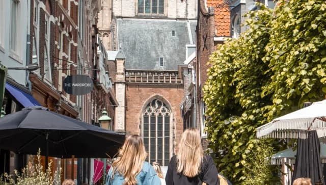 Women shopping in the Warmoesstraat in Haarlem.