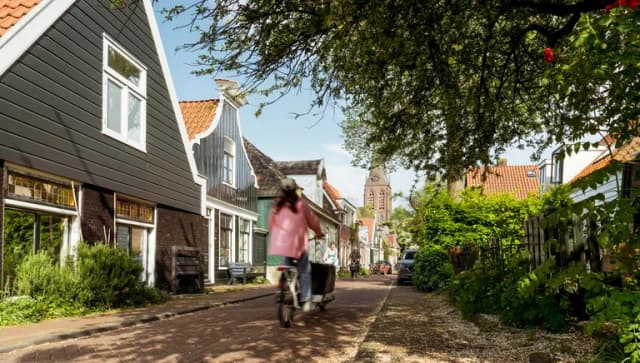 Cyclist on Nieuwendammerdijk.