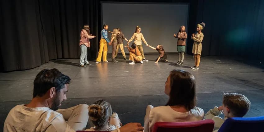 Theater De Krakeling children's theatre performance on stage