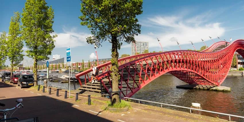 A person crosses the Pythonbrug towards Panamakade.