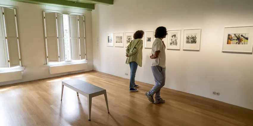 Huis Marseille people looking at art