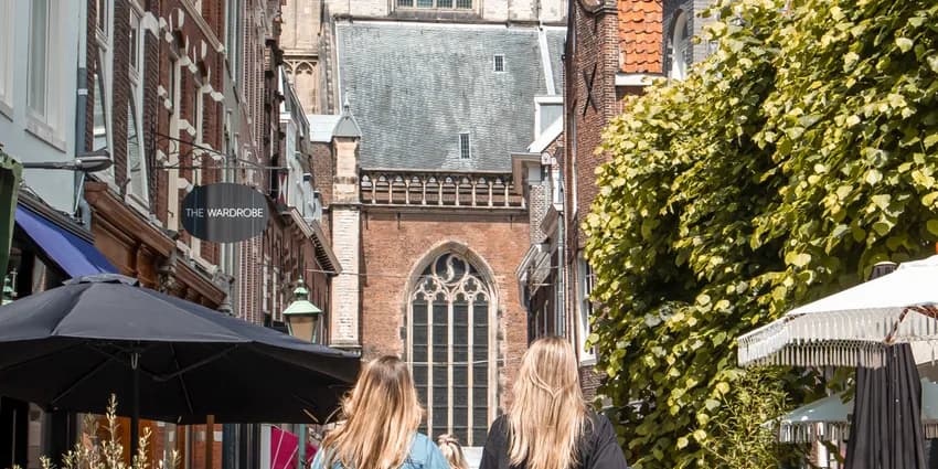 Women shopping in the Warmoesstraat in Haarlem.