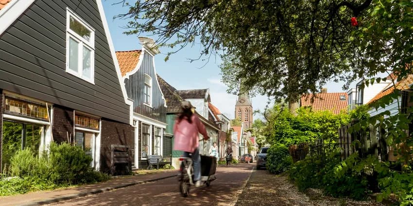 Cyclist on Nieuwendammerdijk.