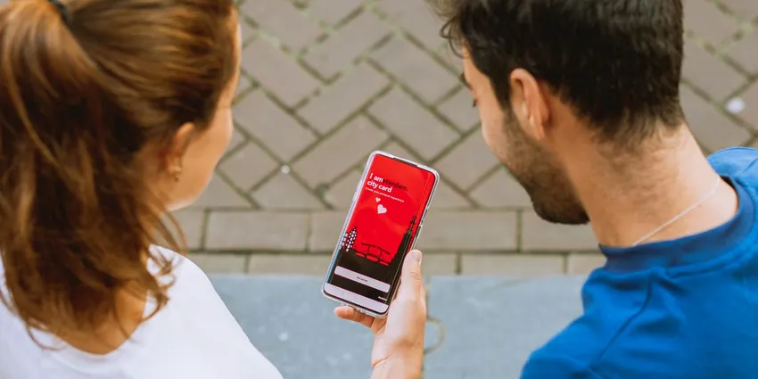 Couple using the I Amsterdam App
