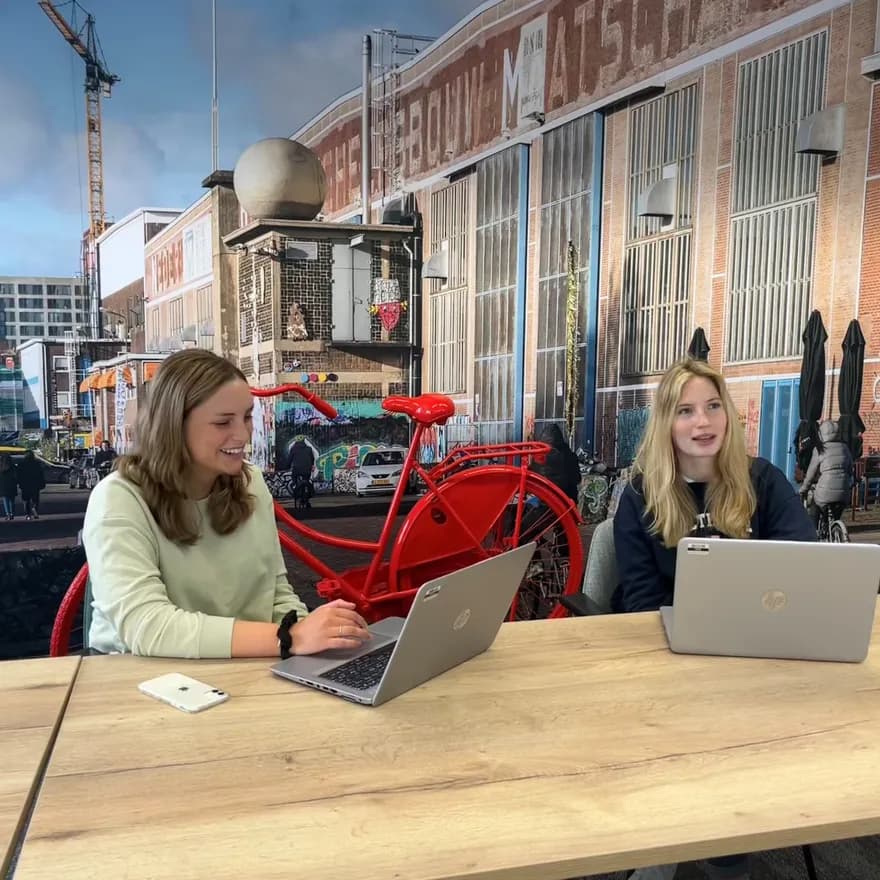 Stagiaires working together in NDSM.