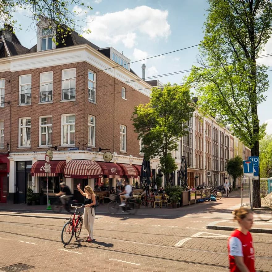 A person with bike crosses Ferdinand Bolstraat.
