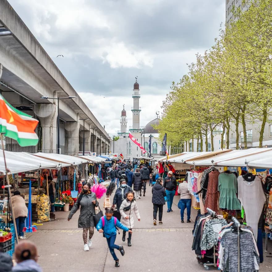 People shopping at the Kraaiennest market with the mosque in the background