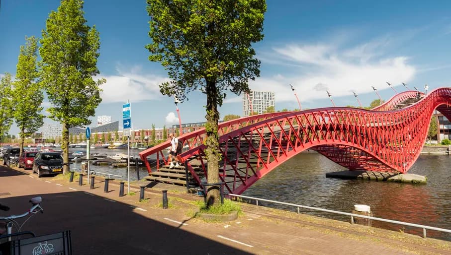 A person crosses the Pythonbrug towards Panamakade.