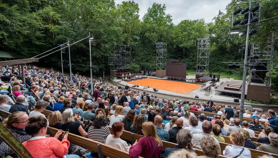 The audience is ready for the show in the Amsterdamse Bostheater.