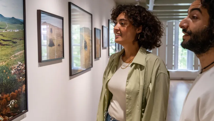 A couple enjoys photography in Huis Marseille.