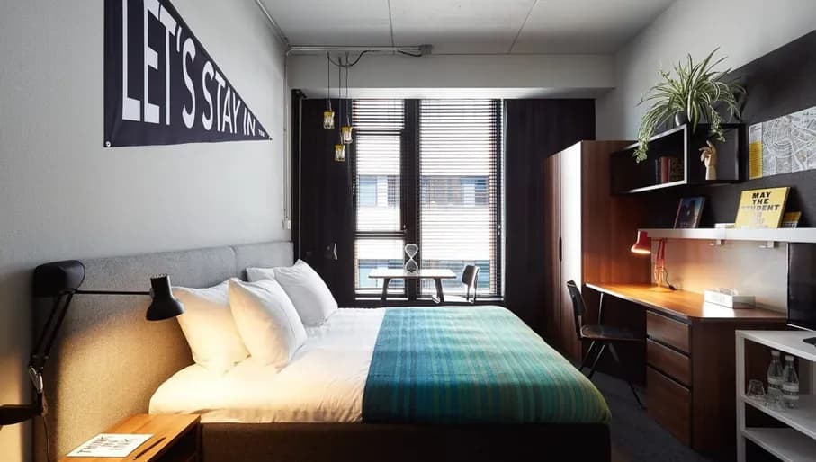 Hotel room of The Social Hub Amsterdam City.