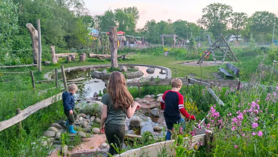 Pof restaurant kids playing in the garden
