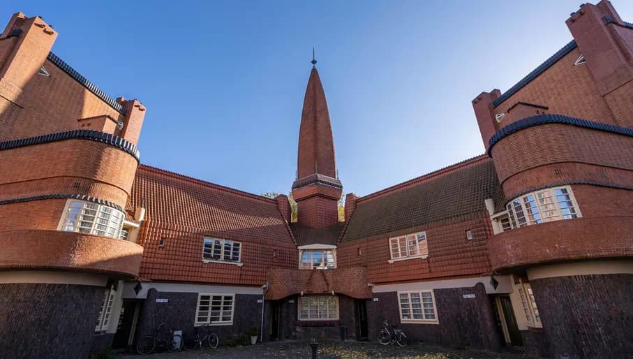 Museum Het Schip under a clear blue sky, located at Oostzaanstraat, Spaarndammerbuurt.