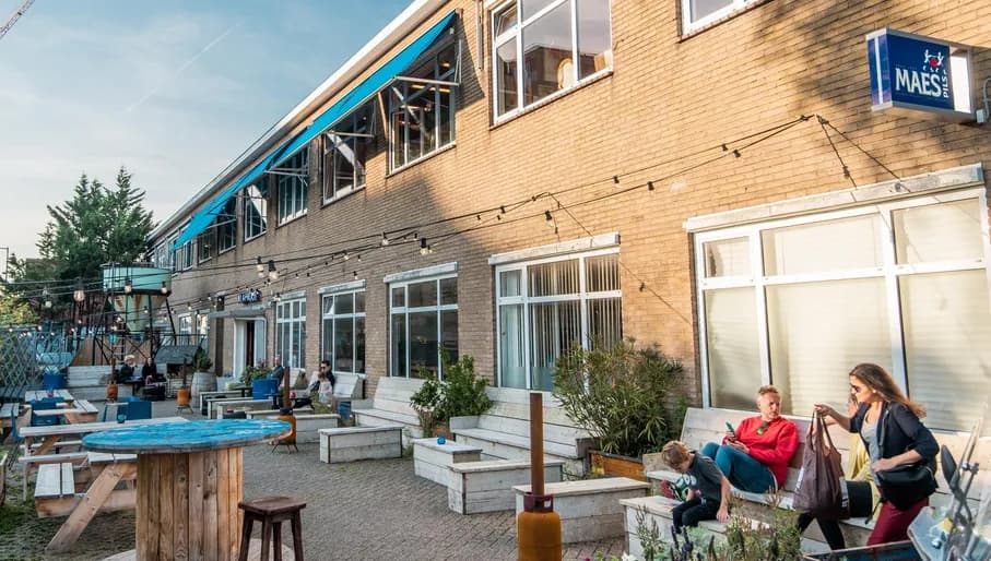 People sitting outside De Klaproos Noord