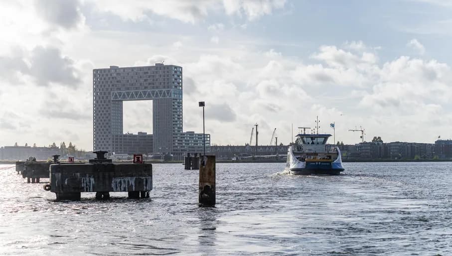 A ferry on it's way towards the Pontsteiger.
