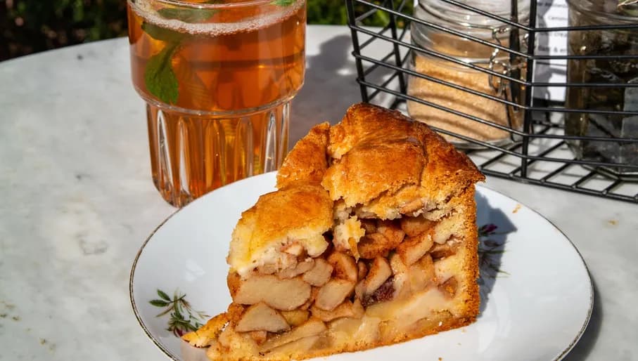 De Koffieschenkerij café terrace with apple pie