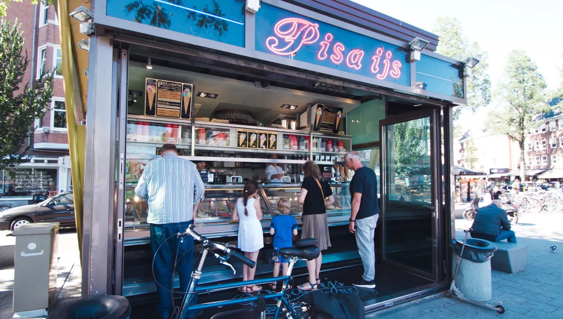 People buying ice cream at Pisa Ijs
