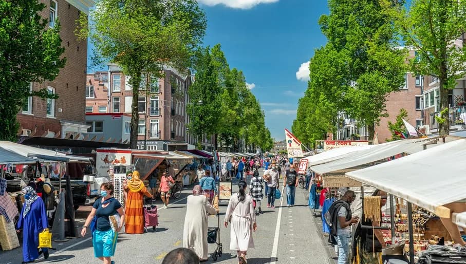 People shopping at the Dappermarket