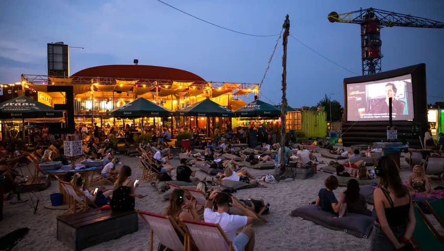 Pllek café-restaurant outdoor cinema