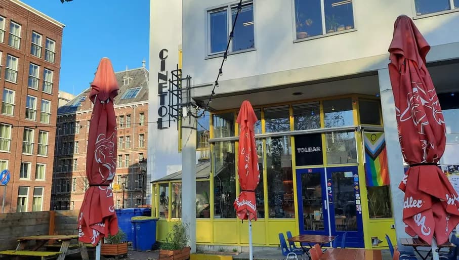 Exterior of Tolbar and Cinetol terrace on Tolstraat in De Pijp