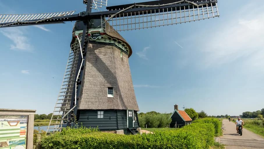 De Twiskemolen in Het Twiske is located between Landsmeer and Oostzaan.