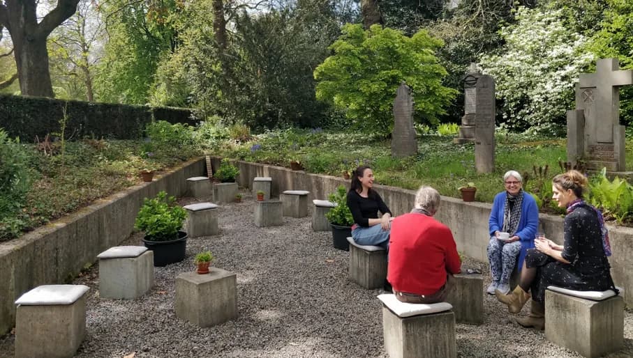 Museum Tot Zover people sitting in the garden
