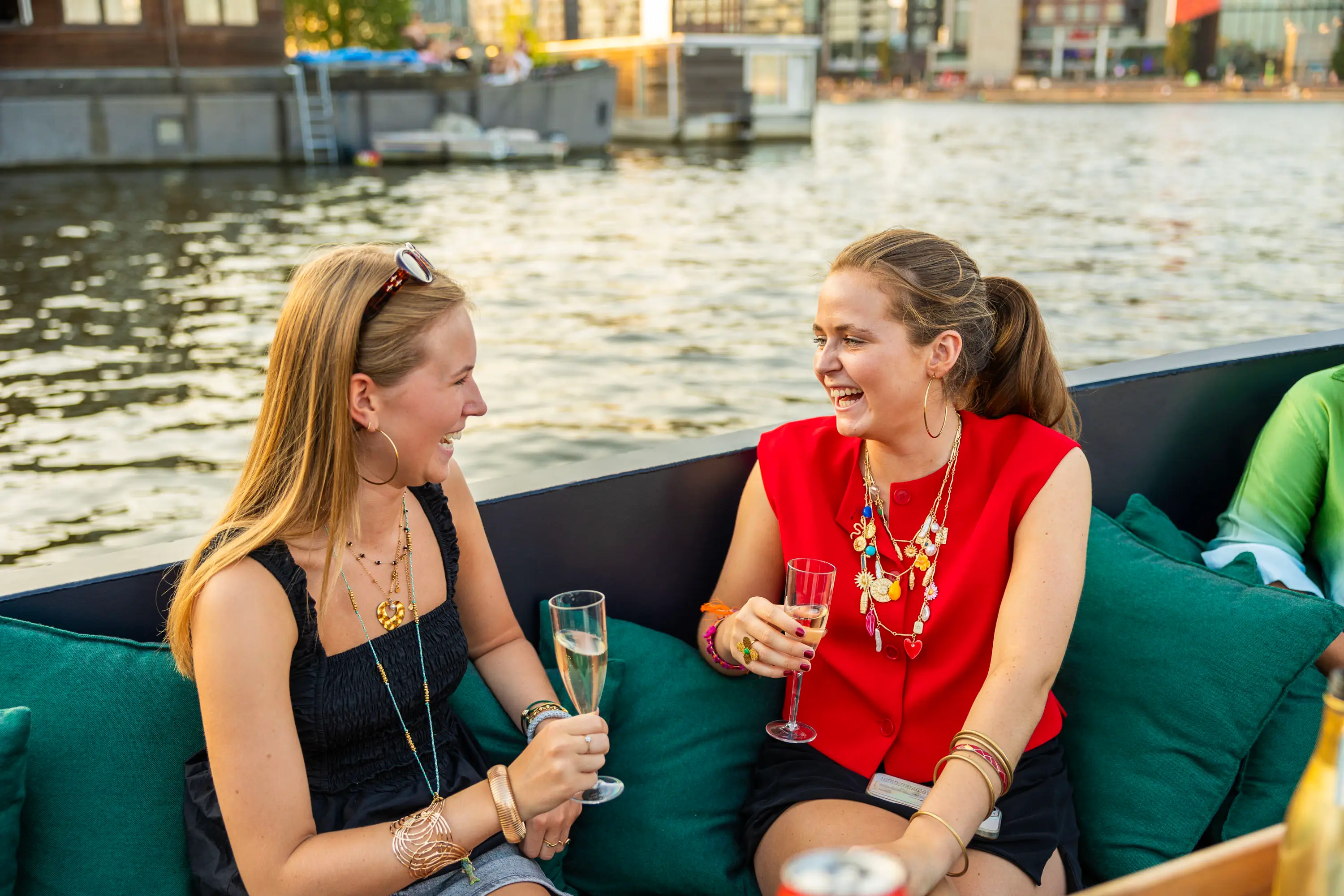 Mokumboot gasten hebben een leuke tijd