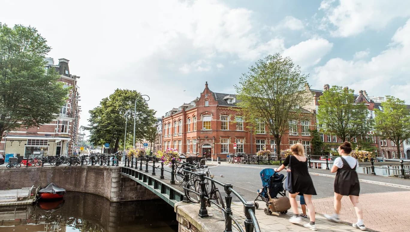 Family walking by canal with child on Da Costakade