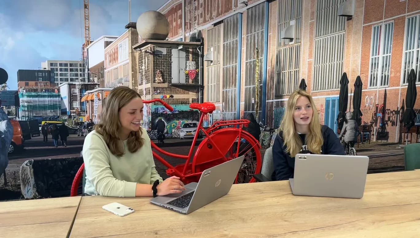 Stagiaires working together in NDSM.