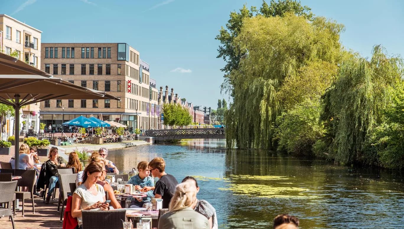 Oranje-vrijstaatkade Terrace along the canal