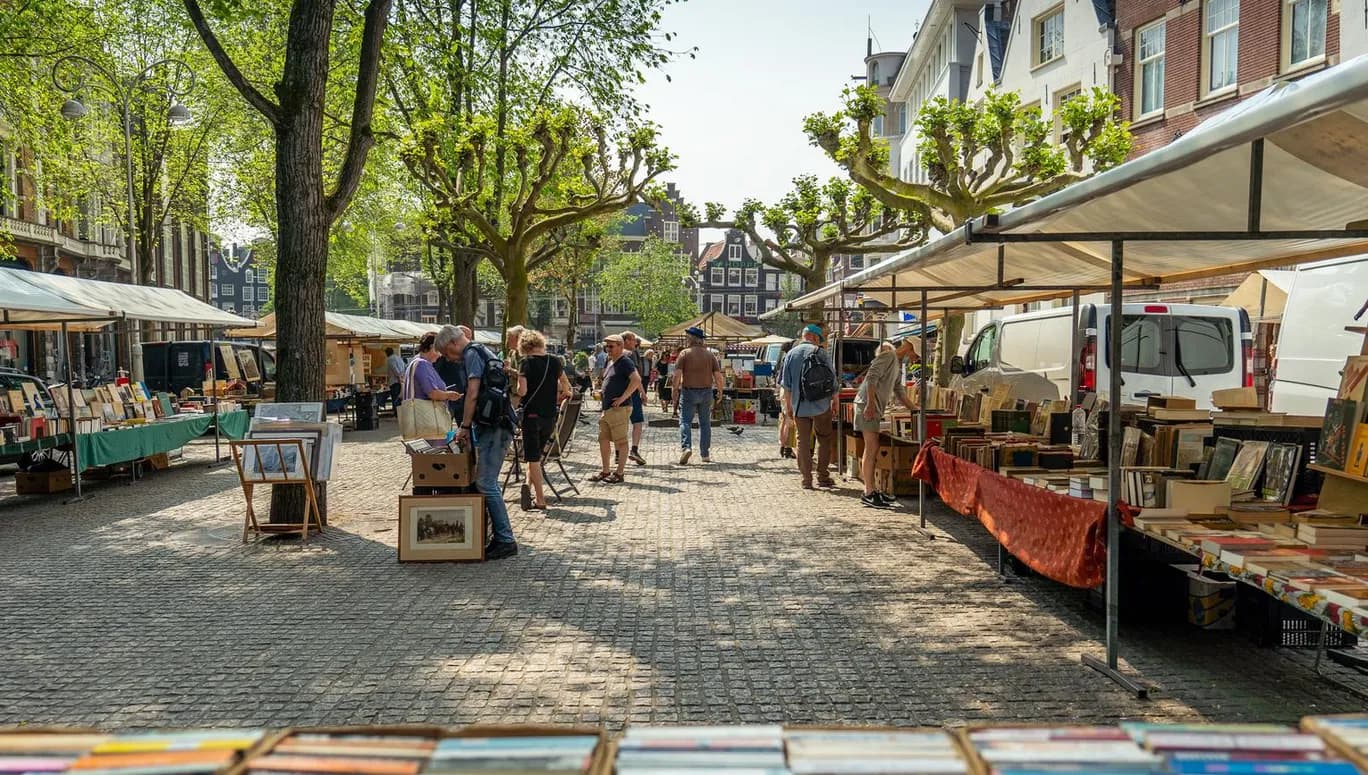 Second-hand book market at Het Spui.