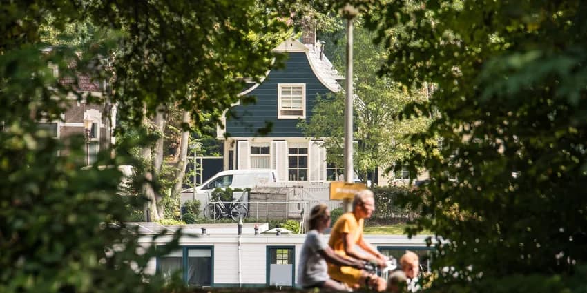 Family cycling near Noorderpark houseboats