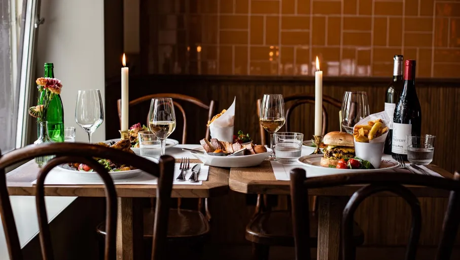 Bonnie café-bar dining table.