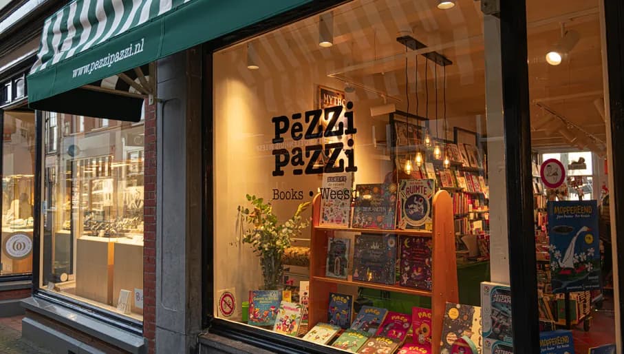 Exterior of Pezzi Pazzi bookstore on Slijkstraat in Weesp