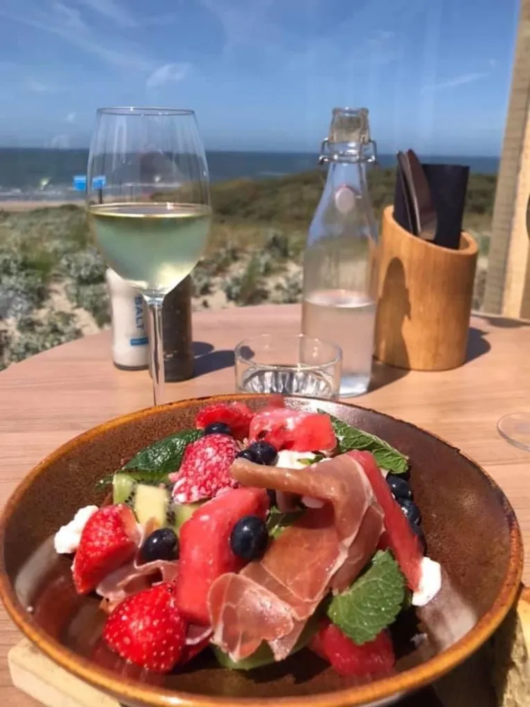 Strandtent beach club De Liefhebbers Wijk aan Zee
