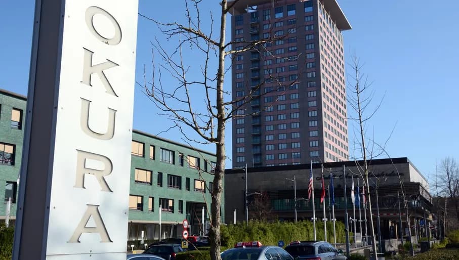 Taxis parked in front of Hotel Okura.