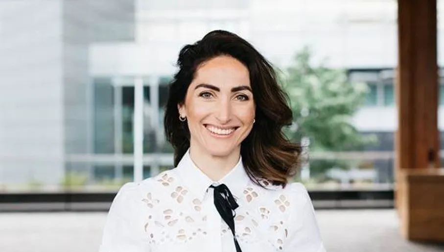 Portrait of Semra Çelebi of StartupAmsterdam team in office