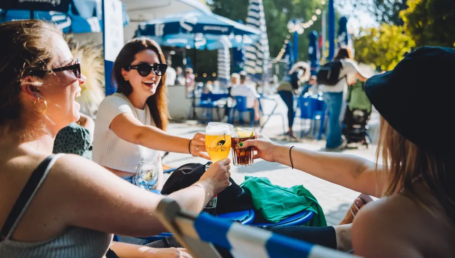 'T Blauwe Theehuis women having a beer on the terrace