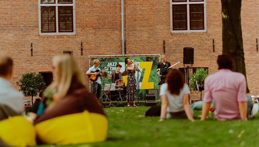Jazz in de Plantage people enjoying live music in the H'ART Museum garden