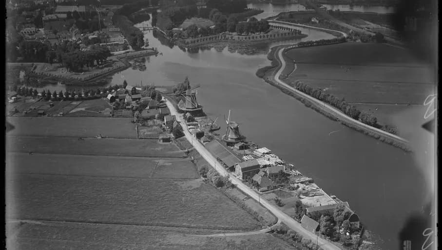 Aerial photograph of Weesp between 1920-140