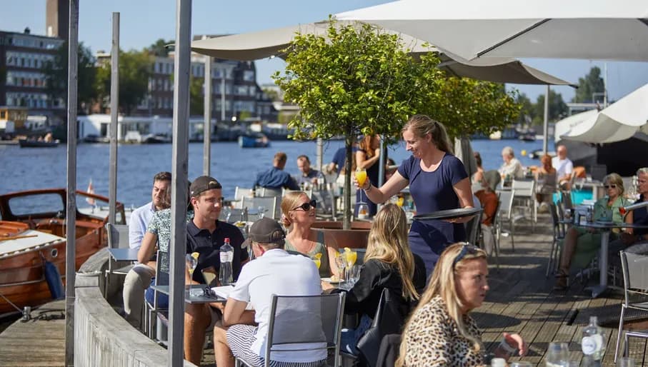 Ode aan de Amstel restaurant people sitting on the terrace