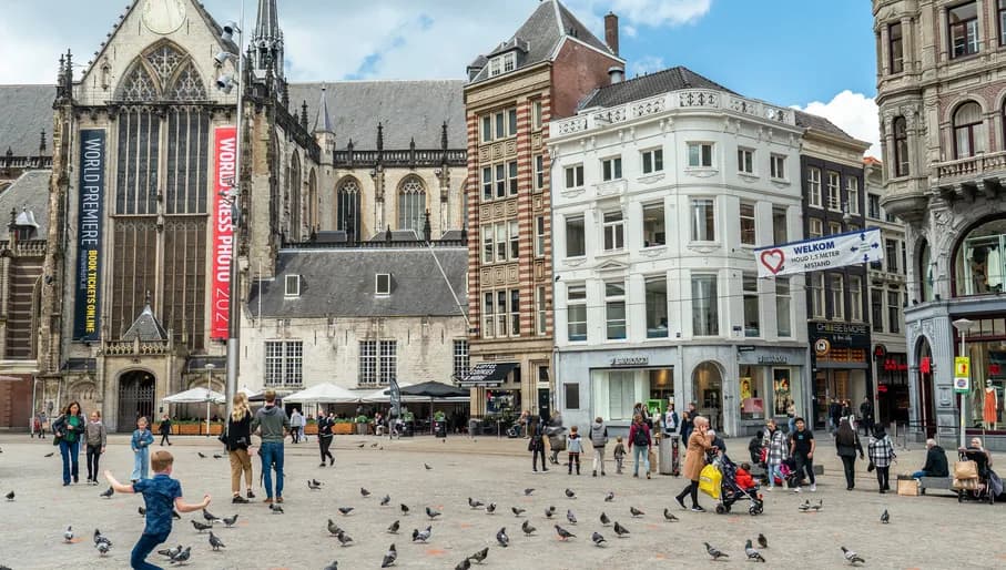 People in front of De Nieuwe Kerk at Dam Square